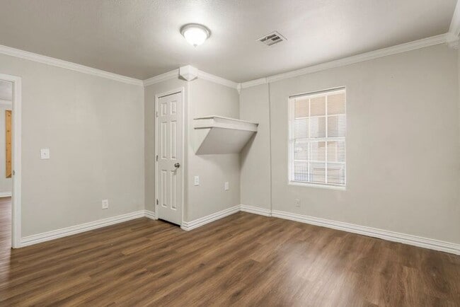 Building Photo - 2514 E Archer St