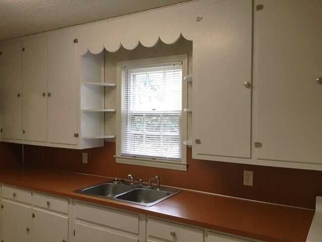 Building Photo - 3016 Hilton Rd