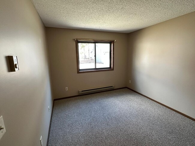 Building Photo - Awesome 2 BR/1 BA Condo in a Great St. Paul Neighborhood!