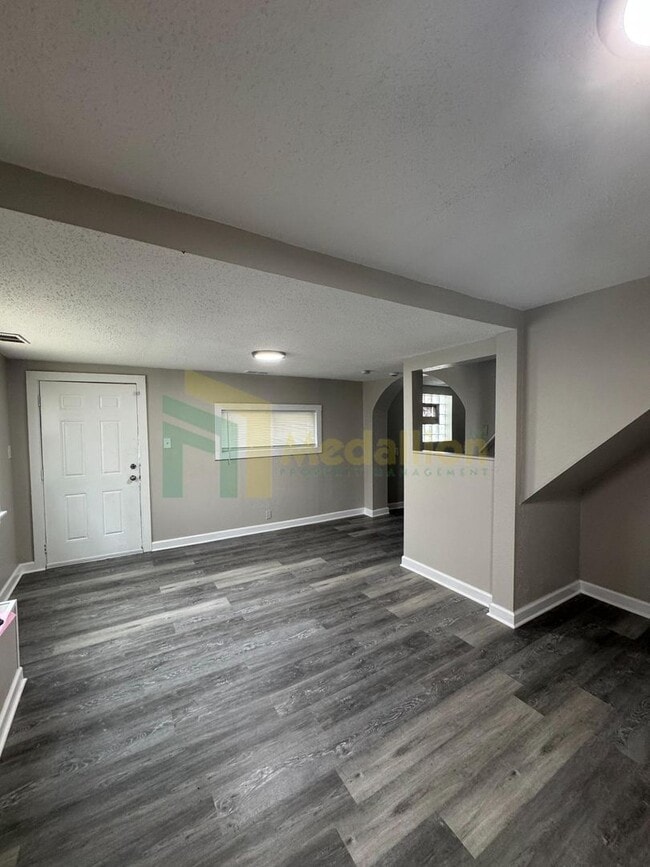 Building Photo - Beautifully Remodeled 4BR/2BA Home with Sp...
