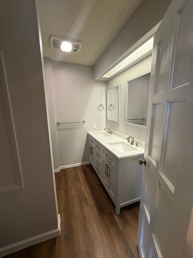 Building Photo - Large  two bedroom, two bathroom, pet friendly home!