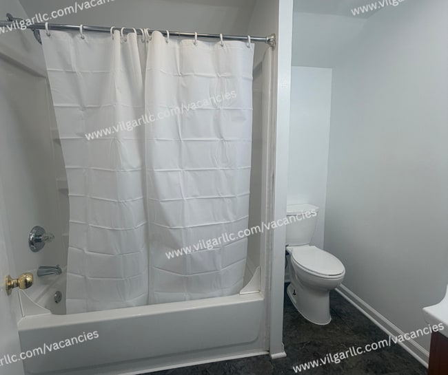 Building Photo - 4-bedrooms, 1-Bath - 2-floor Duplex Home