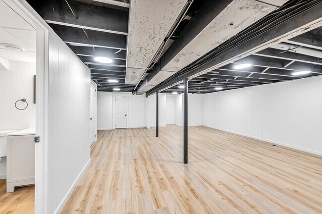 Building Photo - 557 Maple Rd