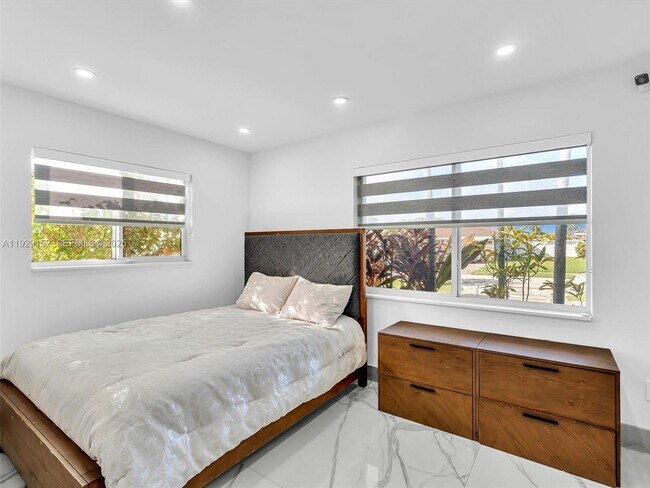 Building Photo - 440 SE 8th Ave