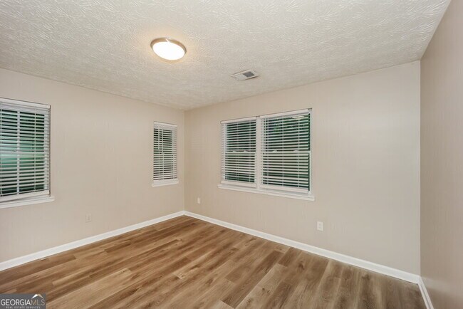 Building Photo - 540 Hillsdale Dr