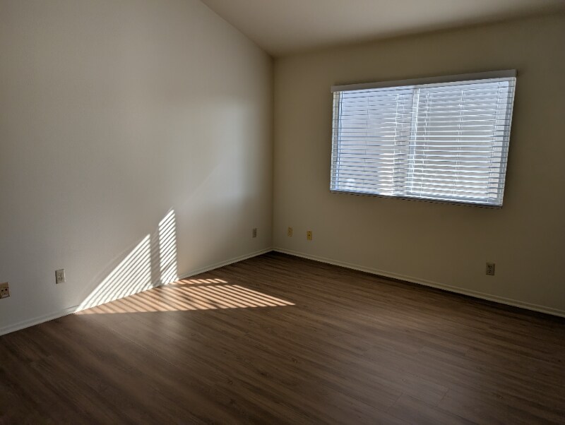 Building Photo - 1328 W Gardena Blvd