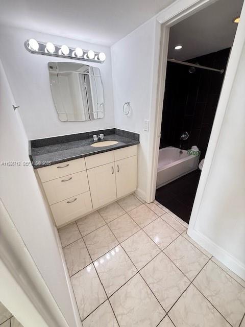 Building Photo - 3301 N Country Club Dr