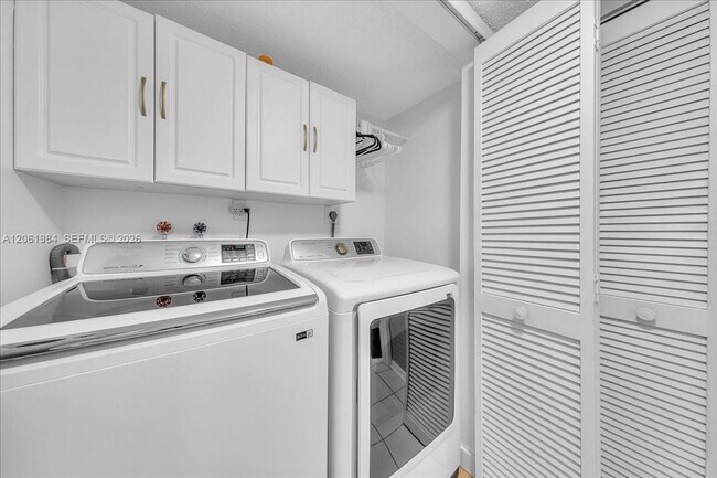 Building Photo - 2240 N Cypress Bend Dr