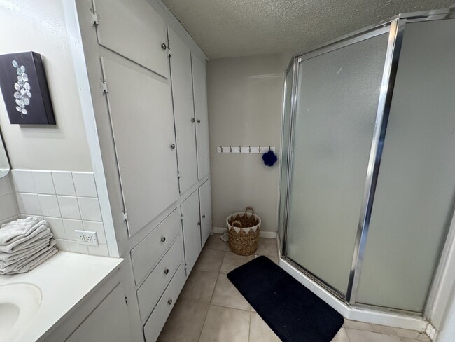 Building Photo - "Experience Elegant Living: 4-Bed Home with Granite Touches & Cozy Fireplace in Cottage Grove!"