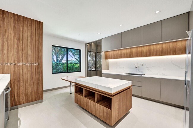 Building Photo - 4100 E Gardenia Ave