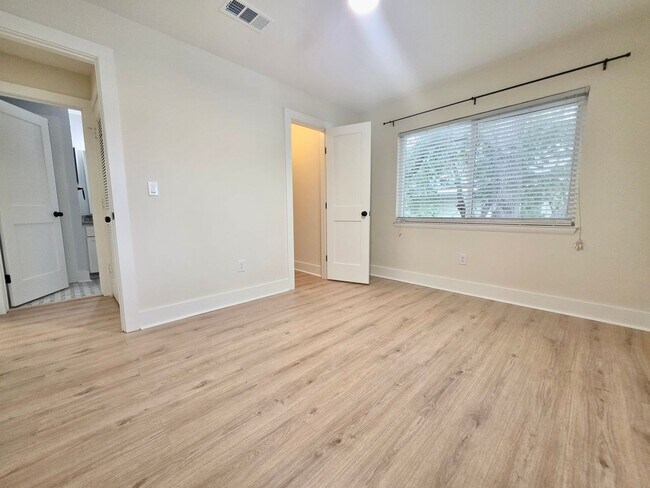 Building Photo - Newly renovated 2 bedroom + flex space in ...