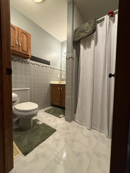 Master Bathroom - 4505 Belmar Cir