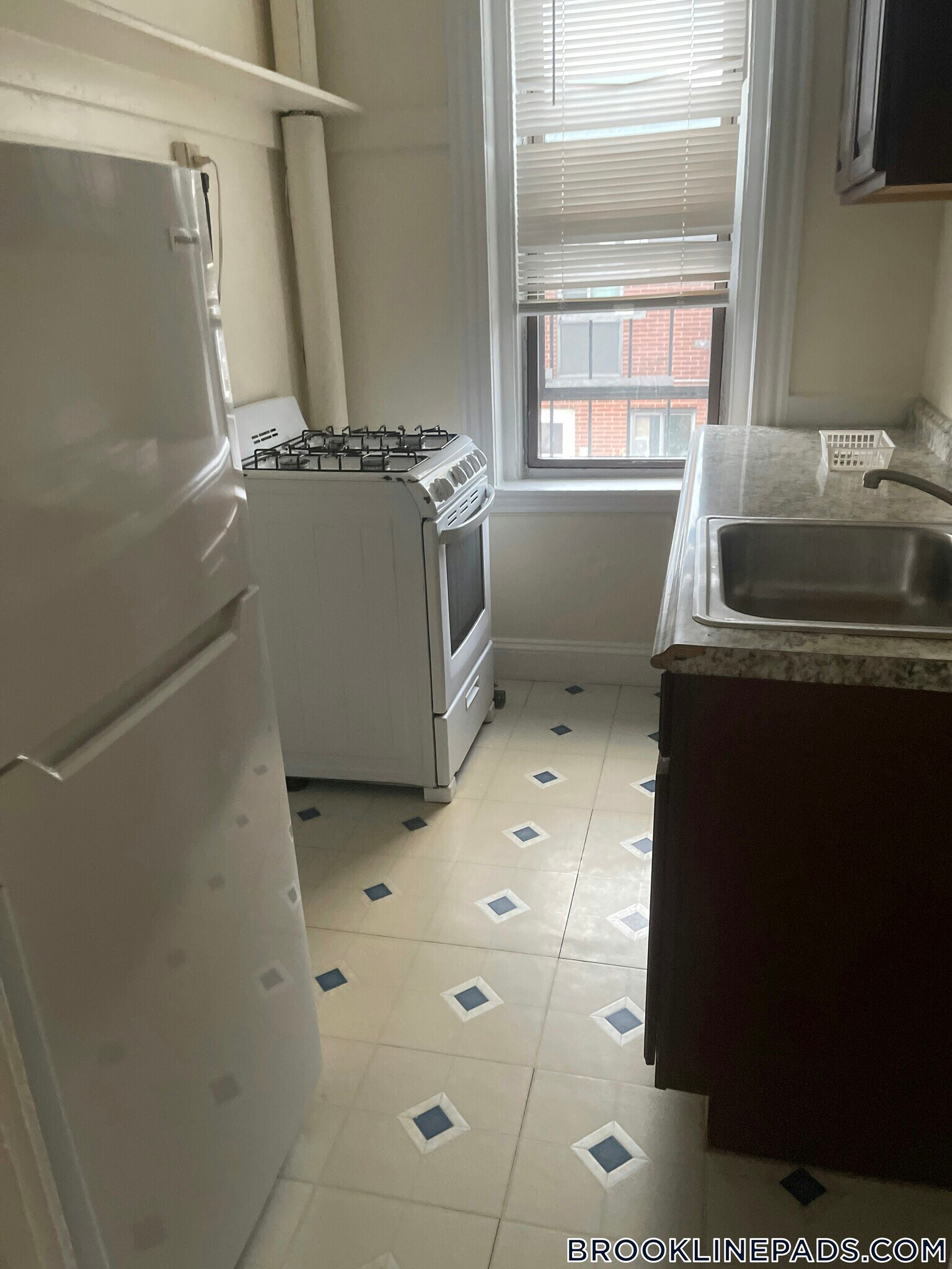Building Photo - 352 Riverway