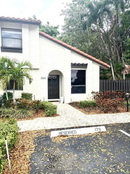 Building Photo - 5859 Fox Hollow Dr
