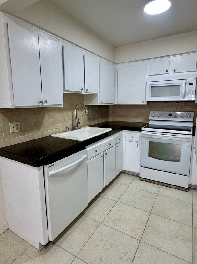 Building Photo - Spacious 2 Bedroom 2 Bath Condo