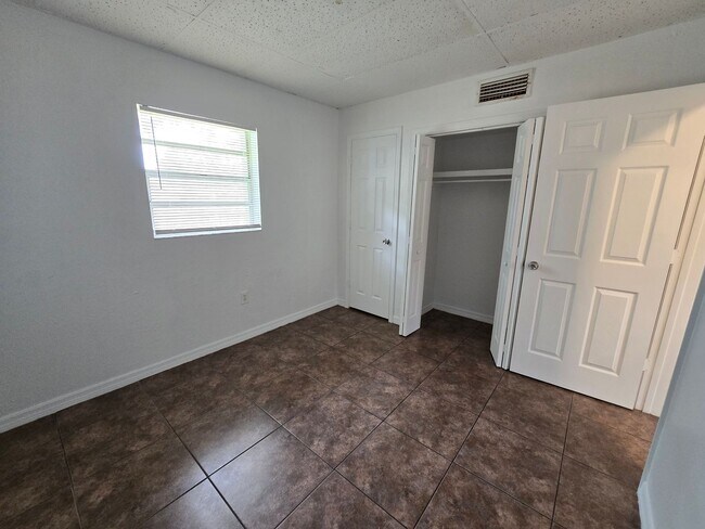 Building Photo - 2147 Dodge Ave