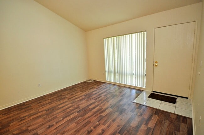 Building Photo - 2 Bdrm/2 Bath Condo in Fullerton Park Ridge Community