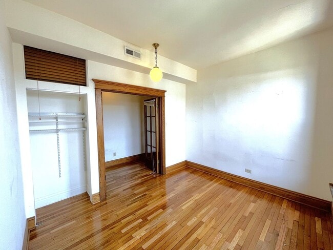 Building Photo - 1417 W Belle Plaine Ave