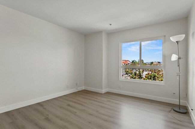 Building Photo - Newly Remodeled 1-Bed Condo in The Spectru...