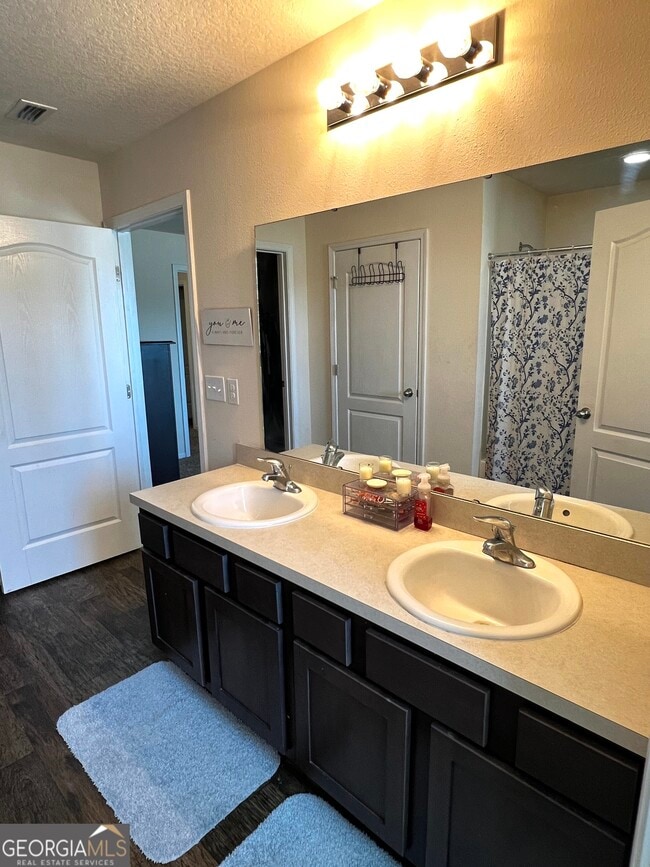 Building Photo - 307 Cedar Breeze Dr