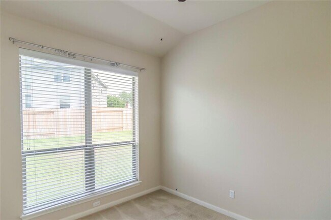 Building Photo - 2542 Ravenwood Dr