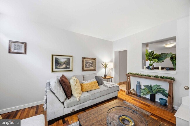 Building Photo - 725 Pemberton Street Unit 10