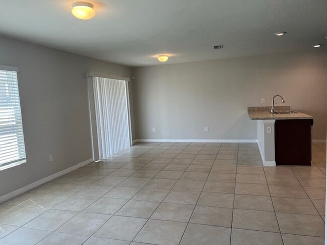 Building Photo - ***INQUIRE ABOUT SPECIAL*** AVAILABLE NOW- 4 Bedroom -2 Bathrooms NE Cape Coral- Gator Circle Area