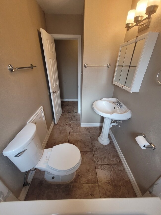 Building Photo - 3 bed 2 bath with large backyard!