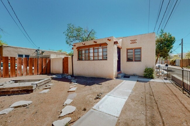 Building Photo - 212 Mesa St SE