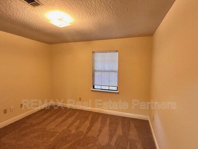 Building Photo - 121 Lexington Dr
