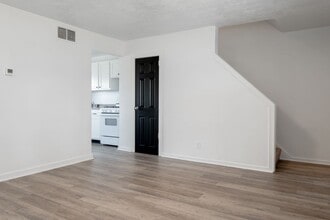 Building Photo - Charming 3-Bedroom Townhouse in Scenic Hills Homes, Midland, PA
