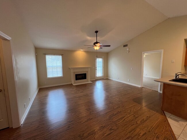 Building Photo - Available Now 3 BR 2 Bath Home in Lavernge with Fenced in Backyard!