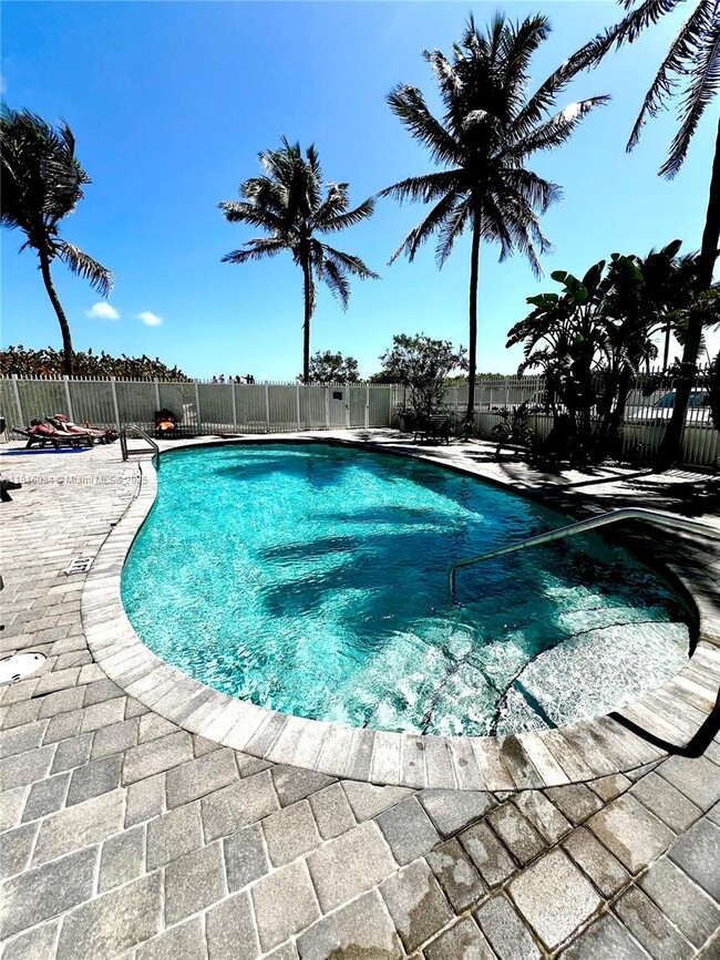 Building Photo - 335 Ocean Dr