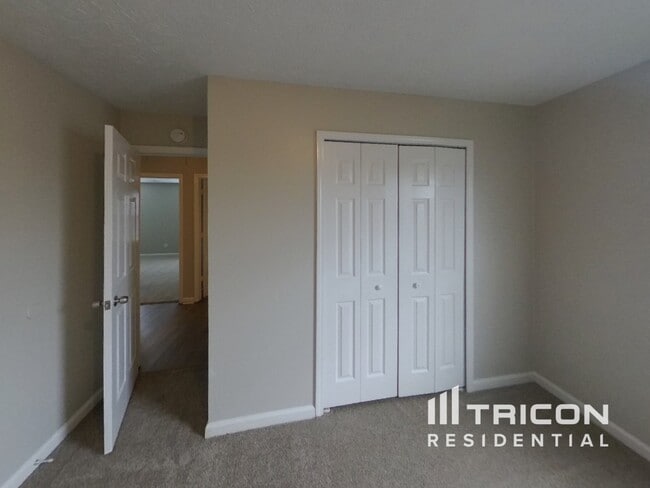 Building Photo - 406 Village Cir