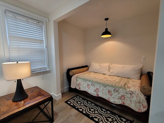 Building Photo - 2017 Woodford Rd