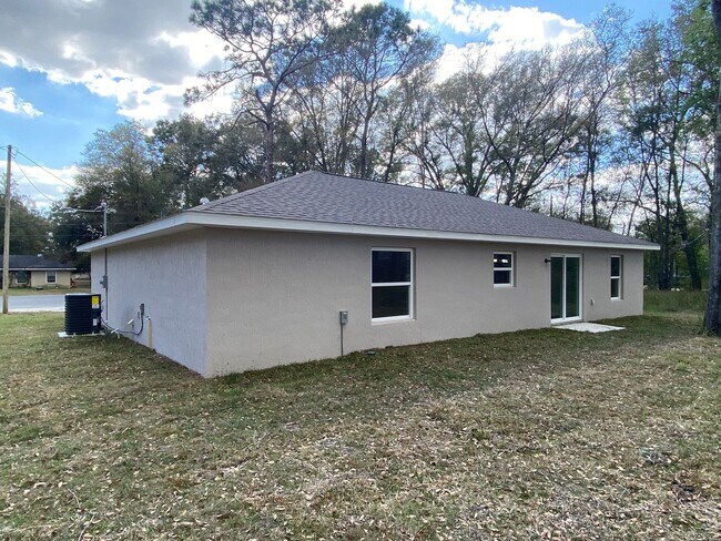 Building Photo - *** NOT AVAILABLE TO SHOW TILLL MID APRIL *** Custom Home - Desirable SE Ocala Neighborhood 3/2/2...