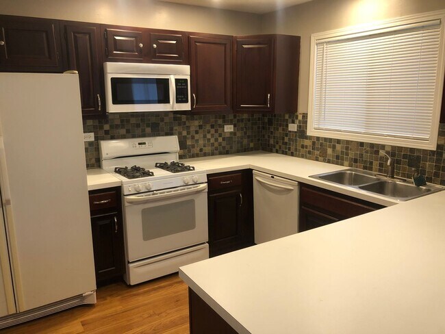 Building Photo - Freshly Painted 3 bedroom House in Bolingbrook!
