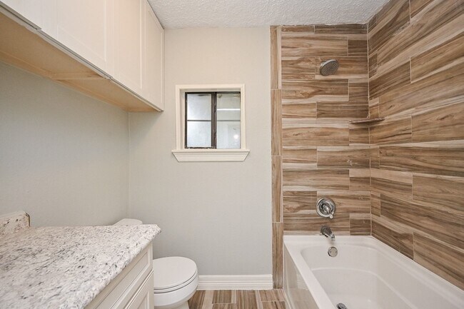 Building Photo - 15723 Creekhaven Dr