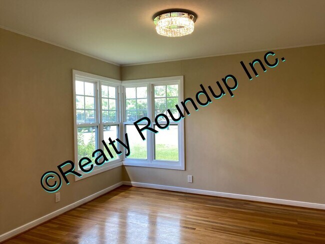 Building Photo - Beautiful Lincoln Village Home