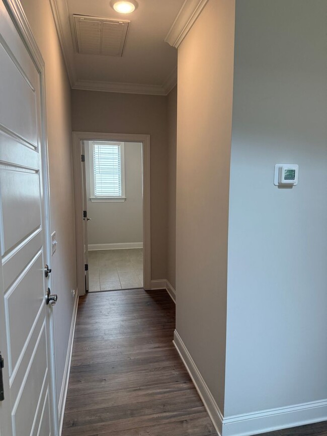 Building Photo - Easy access in Red Bank