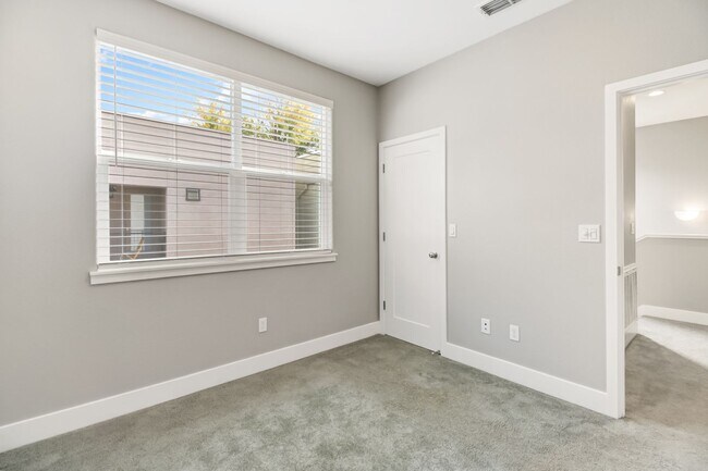 Building Photo - Move-In Special! Beautiful Alkali Flat Rental!