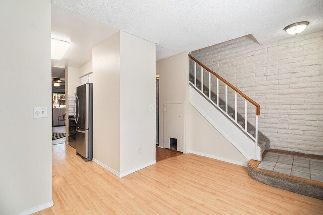 Building Photo - Well Maintained 2 Bed, 2 Bath Townhome in Fountain Court!