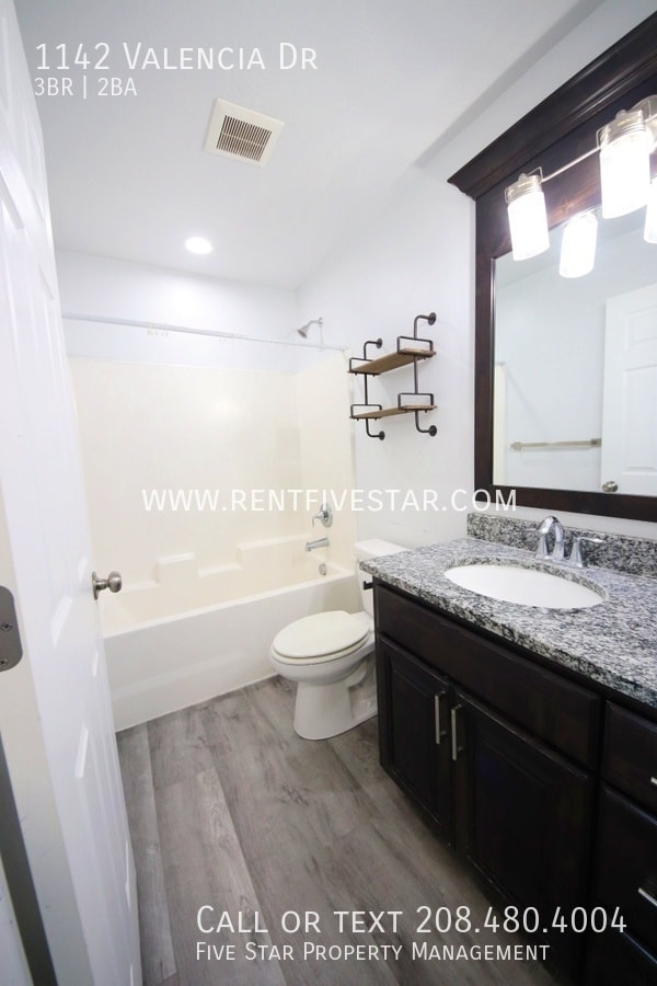 Building Photo - 1142 Valencia Dr