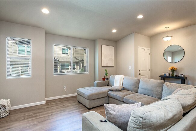 Building Photo - Townhouse Unit for Rent