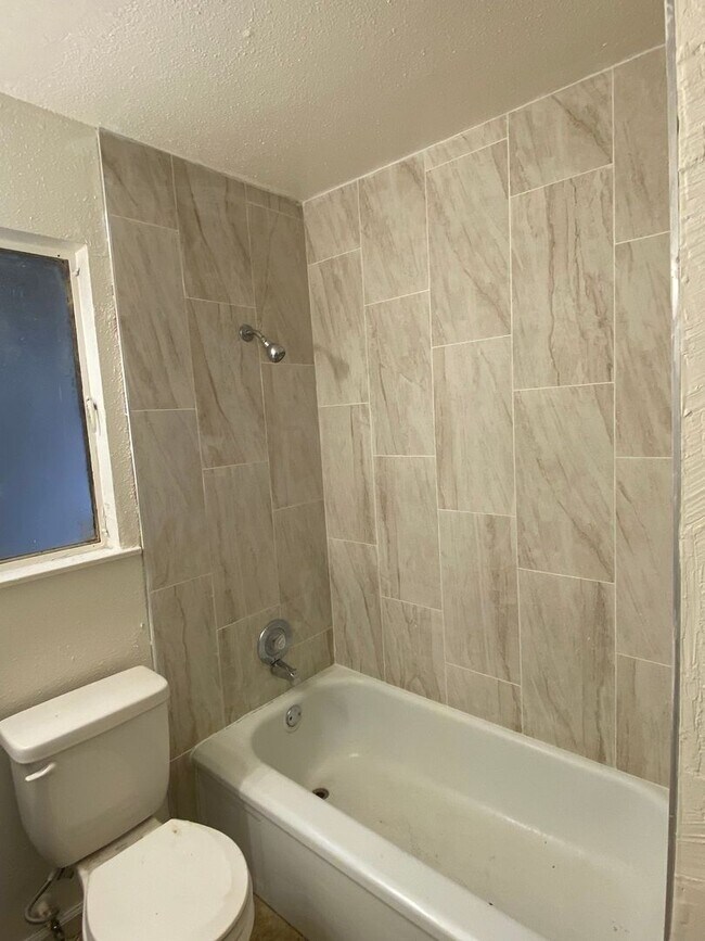 Building Photo - 4348 E Fairfax Ave