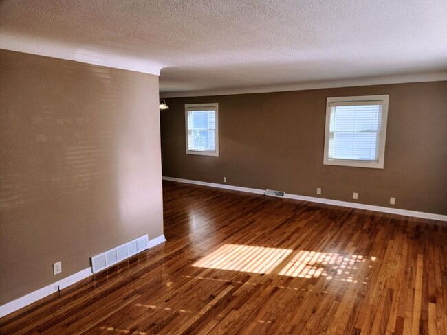 Building Photo - 5513 Forest Ave