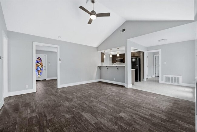 Building Photo - 3910 Hillside Dr