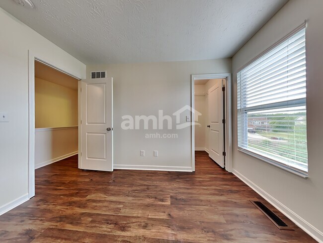 Building Photo - 3260 Blue Springs Dr