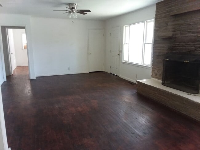 Building Photo - Spacious 3 bedroom and 1 bathroom
