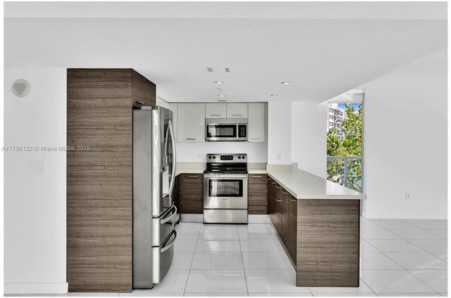Building Photo - 9901 E Bay Harbor Dr